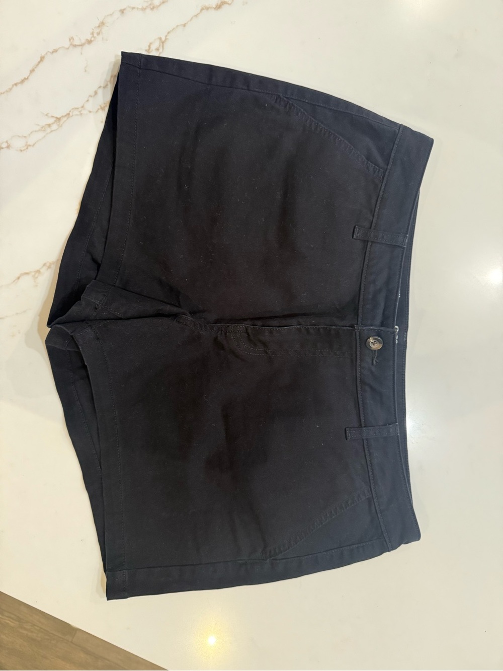 a.n.a Mid-Rise Shortie Shorts in Black